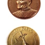 Moneda acuñada en bronce por la Casa de Moneda de Chile, con motivo de la Vita del Papa Juan Pablo II, en 1987.