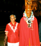 Alcalde Alberto Hotus, junto a la imagen de Cristo Resucitado, en el Templo Votivo de Maipú.