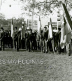 Alumnos de diversos colegios de Maipú, portan con respeto el emblema patrio, durante una ceremonia cívica.