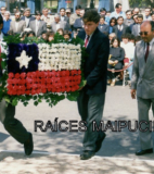 Alumnos del Liceo Alberto Widmer de Maipú, portando una ofrenda floral de la Bandera de Chile.