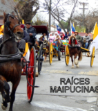 Cabalgaduras, carruajes, biciletas, y en la actualidad vehículos motorizados, acompañan la colorida procesión de Cuasimodo