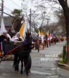Cuasimodistas en peregrinación, desplazándose por la calle Chacabuco de Maipú, en dirección al Templo Votivo.