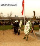 Deportistas de la Liga Atlética Maipú depositan una ofrenda floral junto al monolito recordatorio.