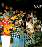 El Alcalde de Isla de Pascua, Alberto Hotus, participando del coro, durante la Misa Rapa-Nui en Maipú.