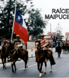 El Club de Rodeo Alberto Llona Reyes de Maipú, desfilando, encabezado por el emblema patrio.