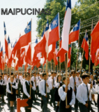 Estudiantes de Maipú en un desfile cívico, portando el tricolor patrio.