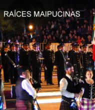 Gaiteros de la Santiago Metropolitan Pipe Band, con la Banda Militar de México de fondo.