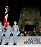 Honores al Pabellón Patrio, en ceremonia nocurna ante el Monumento A los Héroes de Maipú.