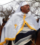 Huaso Cuasimodista con los atuendos del pañuelo y la esclavina blanca.