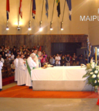 La imagen del Cristo de Rapa-Nui, preside la Misa Pascuense en el Santuario de Maipú, cada segundo domingo del mes de septiembre.