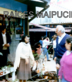 La querida y multifacética vecina, Sra. Elisa Ferrada Ferrada, Mama Icha, dialoga junto a su puesto en el Mercado, con el Diputado Sr. Angel Fantuzzi Hernández.