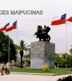 Monumento Al Abrazo de Maipú, flanqueado por el Pabellón Patrio, flameando al viento.