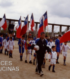 Niños deportistas con la Bandera Chilena, durante un desfile cívico-patriótico.