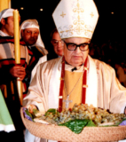 Ofrendas del campo cjhileno, traídas por los Cuasimodistas a Maipú, en manos de Monseñor Orozimbo Fuenzalida.