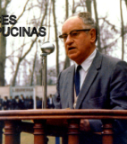 Recordado ex Alcald, Sr. José Luis Infante Larraín, durante un discurso en el antiguo Estadio Municipal, teniendo a sus espaldas los álamos de la Feria de Chacareros de Maipú.