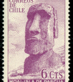 Sello postal, emitido el año 1965 por Correos de Chile, con la figura de un Moai, color lila.