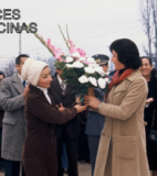 Varios fueron los obsequios florales recibidos por la Sra. Eliana Adriasola de Pérez Llona, durante la Inauguración del Mercado, el 16 de junio de 1977.