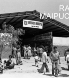 Vista del frontis principal del galpón central del Mercado Municipal de Maipú, en sus primeros años, destinado a la venta de comidas y productos alimenticios perecibles.