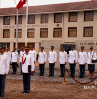 El Director del Instituto, Coronel Alfredo Canales, junto al Ayudante de la Escuela, Capitán René Pino y otros Oficiales, en el Cuartel de Maipú.