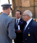 El Presidente del Rotary Club Maipú, Juan Domingo Rivera, recibe la Moneda Cincuentenario de la Escuela de Suboficiales.