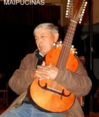 El uso del 'guitarrón chileno', dotado de una gran cantidad de cuerdas, es admirable en el Canto A lo Divino.