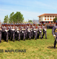 Formación y desfile de la Escuela en una de las primeras ceremonias realizadas en el Cuartel de Rinconada de Maipú.