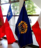 Las Banderas de Chile a través de su historia, junto a los emblemas del Ejército y de la Escuela de Suboficiales.