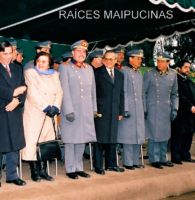 Las autoridades presentes en el sencillo pero emotivo acto, aguardan sonrientes la llegada de la Escuela a Maipú, el 29 de junio de 1994.