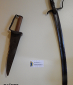 Sable de caballería y cuchillo, utilizados en la época de la Independencia, por parte del Ejército de Chile.
