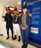 Soldados Alumnos Dragoneantes, con uniformes de épocas antiguas, listos para atender a los visitantes de la Sala Histórica.