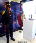 Una Soldado Alumna del Instituto, vistiendo uniforme de la época de la Independencia de Chile.
