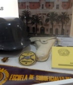 Vitrina que contiene diversos objetos alusivos a la historia de la Escuela de Suboficiales del Ejército.