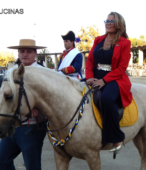 Alcaldesa de Maipú, Sra. Kathy Barriga, llega al lugar de la ceremonia montada a caballo (1)
