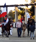 Alcaldesa de Maipú, Sra. Kathy Barriga, llega al lugar de la ceremonia montada a caballo (2)